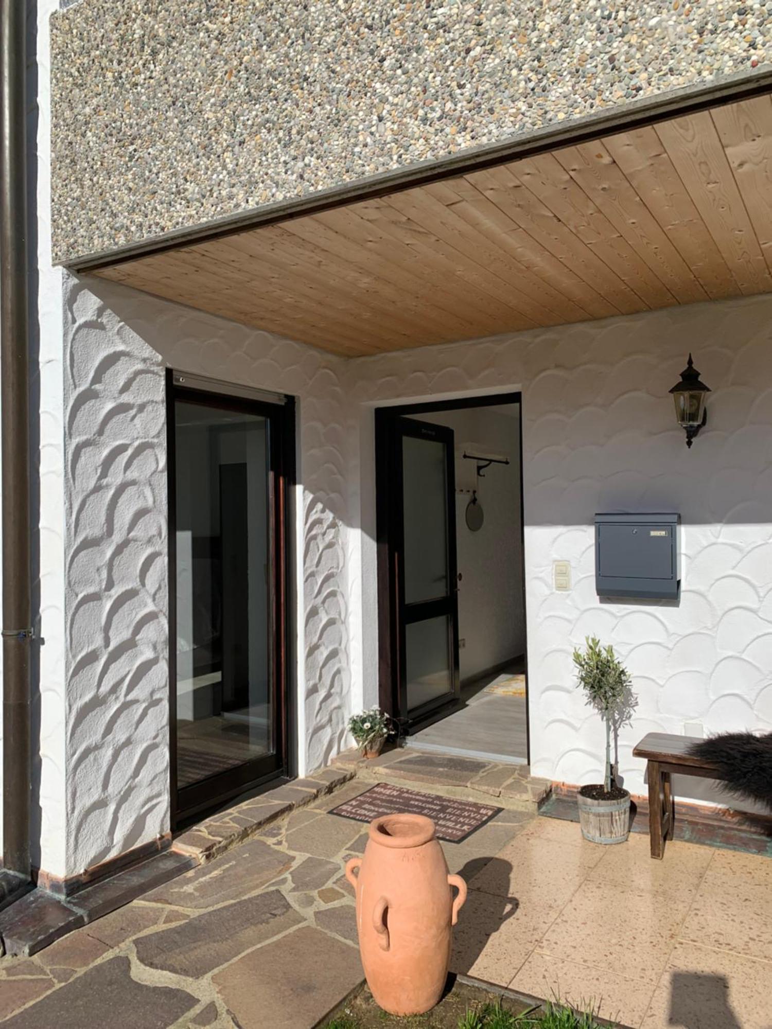 Ferienwohnung Ruhig, Sonnig Und Etwas Speziell Hilzingen Exterior foto